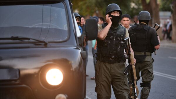 Военнослужащие спецназа в Бишкеке, где проходит контртеррористическая спецоперация по уничтожению боевиков