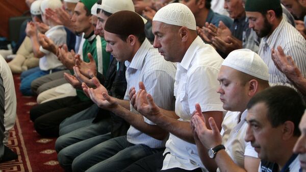 Мусульмане совершают праздничный намаз во время праздника Ураза-байрам