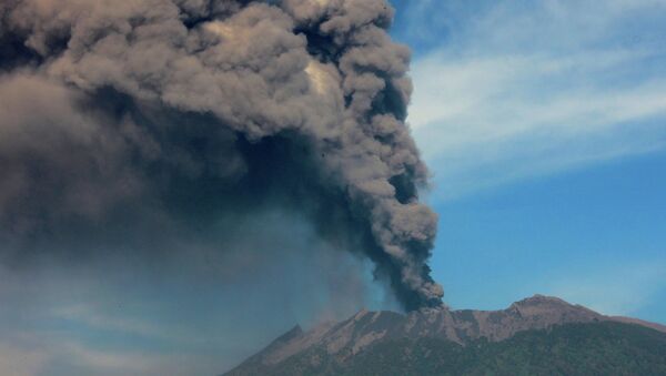 Вулкан Раунг в Индонезии