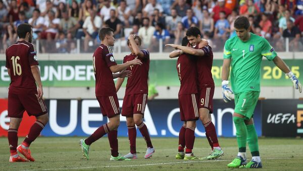 Игроки сборной России радуются забитому голу в матче 1/2 финала юношеского чемпионата Европы