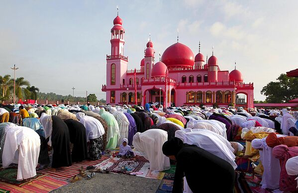 Мусульмане принимают участие в утренней молитве по случаю празднования Ураза-Байрама на юге Филиппин