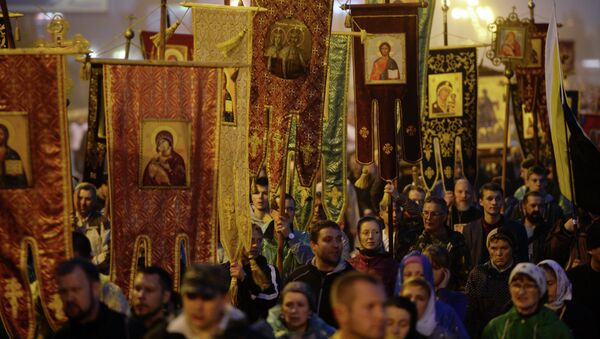 Верующие на Царском Крестном ходе в Екатеринбурге