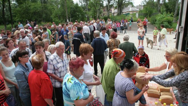 Раздача гуманитарной помощи в Донецке