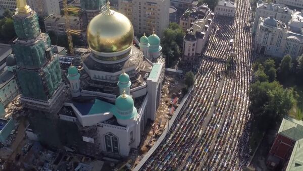 Молитва в праздник Ураза-байрам у соборной мечети в Москве. Съемка с воздуха