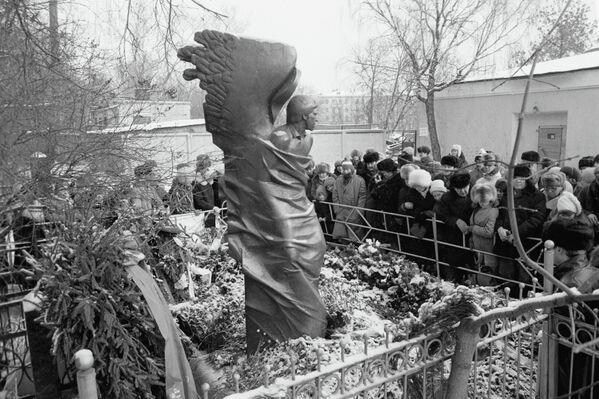 У памятника поэту и актеру Владимиру Высоцкому на Ваганьковском кладбище в Москве