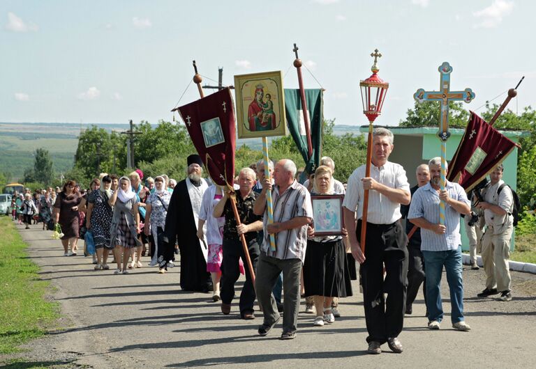 Участники митинга-реквиема Судьбы оборванная нить, посвященного годовщине падения малайзийского самолёта Боинг-777