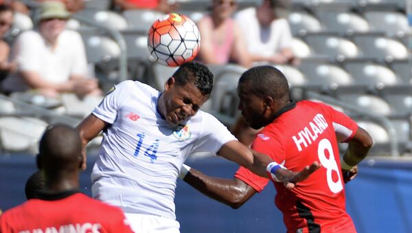 Игровой момент матча сборных Панамы и Тринидада по футболу