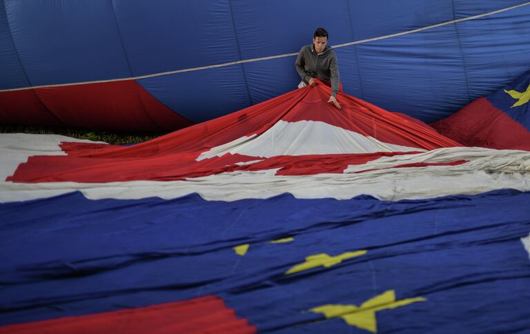 Подготовка к вечернему свободному полету над городом Переславлем-Залесским Подготовка к вечернему свободному полету над городом Переславлем-Залесским