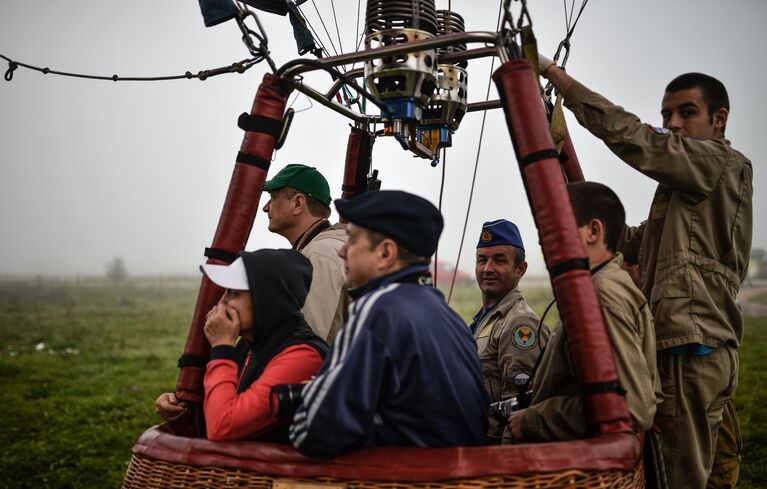 Участники 14-го фестиваля воздухоплавания Золотое кольцо России готовятся к полету в городе Переславле-Залесском Участники 14-го фестиваля воздухоплавания Золотое кольцо России готовятся к полету в городе Переславле-Залесском