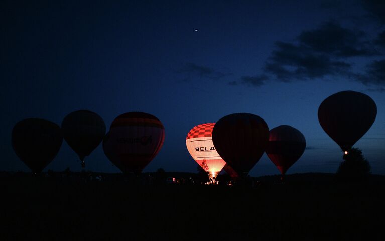 Шоу Ночное свечение аэростатов на 14-м Фестивале воздухоплавания Золотое кольцо России в Переславле-Залесском Шоу Ночное свечение аэростатов на 14-м Фестивале воздухоплавания Золотое кольцо России в Переславле-Залесском