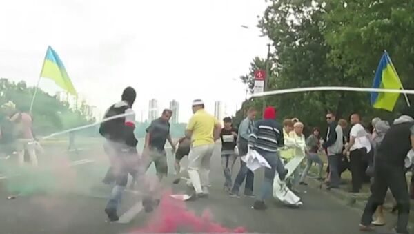 Люди в масках набросились на митингующих против Порошенко в Днепропетровске