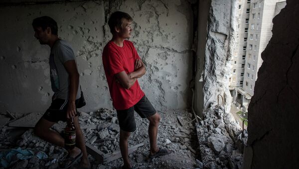 Жители Авдеевки в разрушенной в результате обстрела квартире. Архивное фото