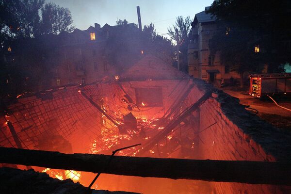 Здание горит после обстрела Донецка