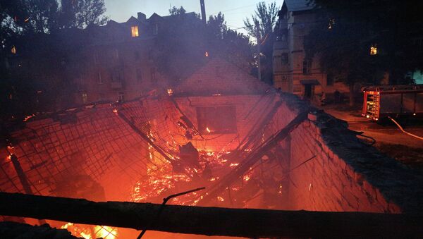 Здание горит после обстрела Донецка. Архивное фото