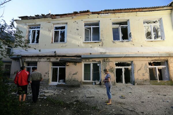 Разрушенная в результате обстрела больница в Донецке
