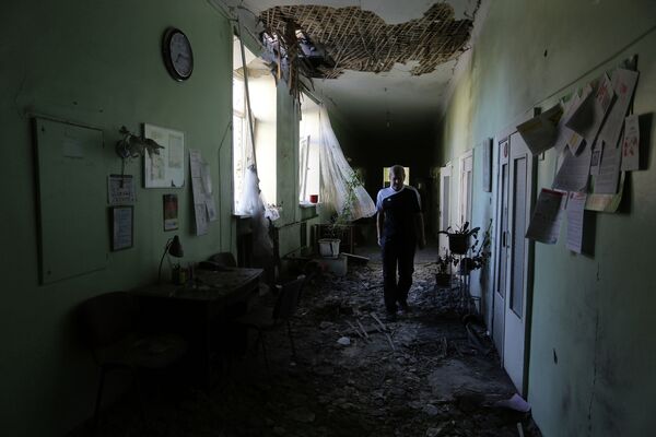 Мужчина в больнице, разрушенной в результате обстрела Донецка