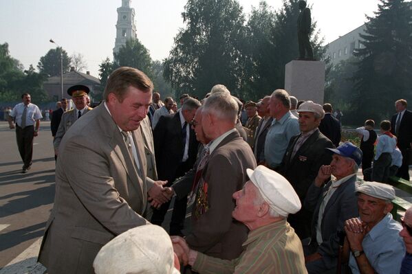 Председатель Государственной Думы РФ Геннадий Селезнев приветствует ветеранов города Рыльска