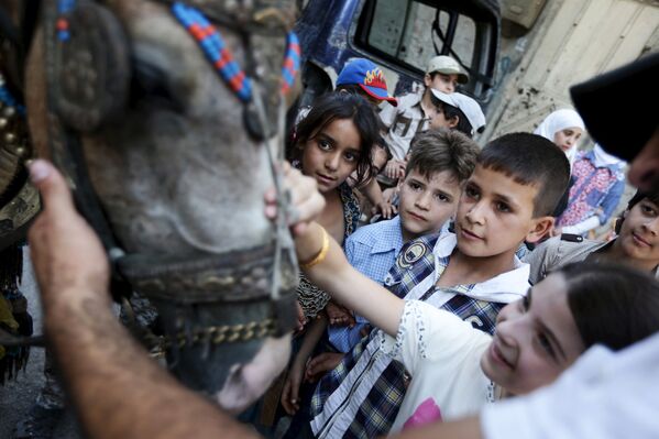 Дети из оккупированного боевиками пригорода Дамаска