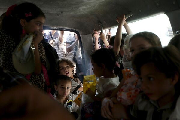 Дети из оккупированного боевиками пригорода Дамаска едут на празднование окончания священного месяца Рамадан
