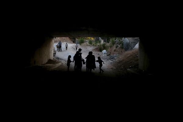 Дети из оккупированного боевиками пригорода Дамаска возвращаются домой после празднования окончания священного месяца Рамадан