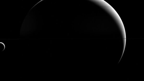 Фотография обратной стороны Сатурна и Титана