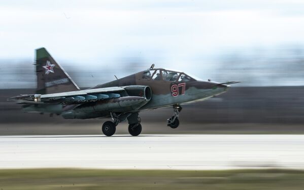 Штурмовик Су-25 на военном аэродроме в Кубинке