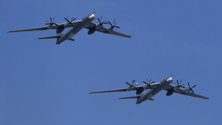 Стратегические бомбардировщики-ракетоносцы Ту-95МС во время военного парада в ознаменование 70-летия Победы