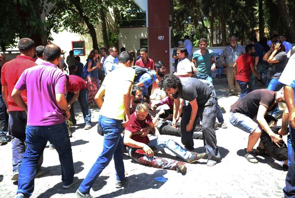 Раненые на месте взрыва в турецком городе Суруч