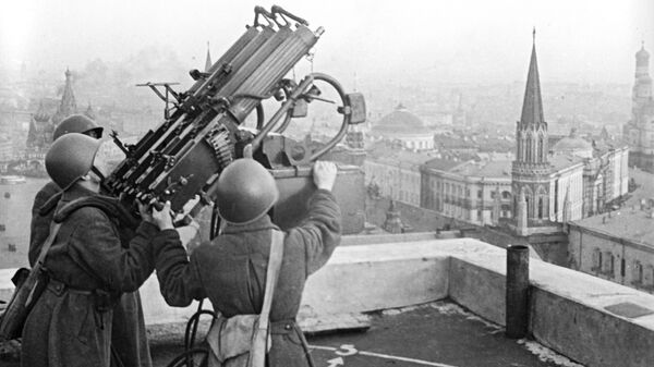 Советские зенитчики на крыше гостиницы Москва