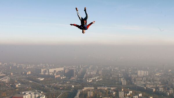 Бейсджампер совершает прыжок с Останкинской башни. 2007 год