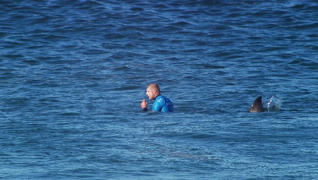 Профессиональный серфингист Мик Фэннинг перед нападением акулы у побережья ЮАР