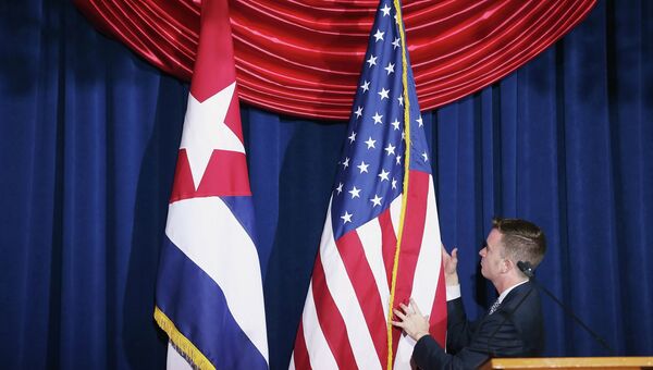 Флаги Кубы и США на церемонии открытия посольства в Вашингтоне