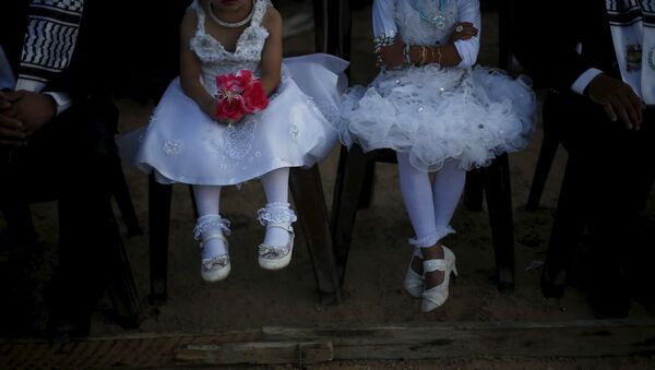 Девочки, сопровождающие женихов, во время массовой свадьбы 150 пар на севере сектора Газа