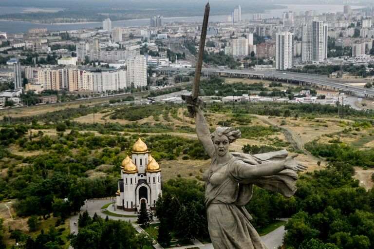 Монумент Родина-мать зовёт! на Мамаевом кургане в Волгограде. Слева - Всехсвятская церковь