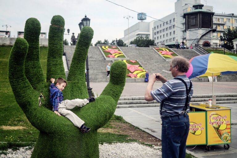 Мужчина с ребенком фотографируются в центре Екатеринбурга