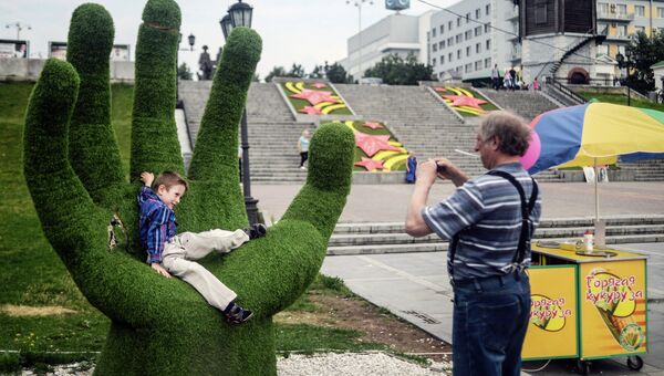 Мужчина с ребенком фотографируются в центре Екатеринбурга