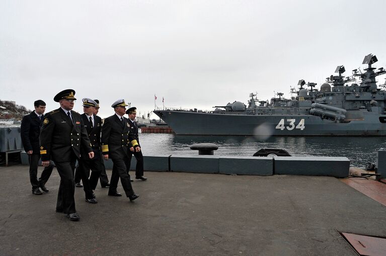 Вице-адмирал ВМФ РФ Андрей Воложинский и начальник военно-морских операций ВМФ США адмирал Гэри Ружхед на фоне эсминца Адмирал Ушаков в Североморске. 15 апреля 2011