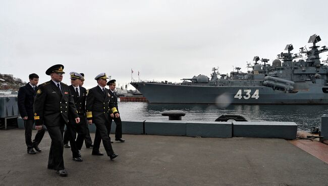 Вице-адмирал ВМФ РФ Андрей Воложинский и начальник военно-морских операций ВМФ США адмирал Гэри Ружхед на фоне эсминца Адмирал Ушаков в Североморске. 15 апреля 2011. Архив