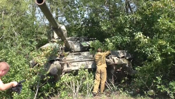 Ополченцы ДНР спрятали в лесополосе отведенные от позиций танки Т-64