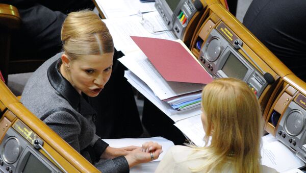 Лидер партии Батькивщина Юлия Тимошенко (слева) на заседании Верховной рады Украины