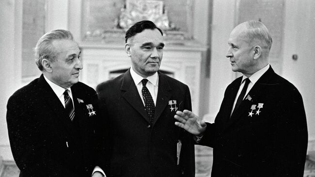 Известные авиаконструкторы Артем Иванович Микоян, Александр Сергеевич Яковлев и Павел Осипович Сухой в Кремле
