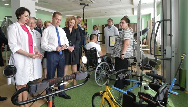 Председатель правительства России Дмитрий Медведев во время осмотра инновационного медико-технологического центра (Технопарка) в Новосибирске