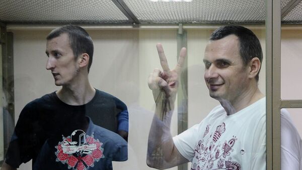 Украинский режиссер Олег Сенцов (справа) на слушании в суде, архивное фото