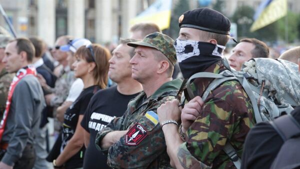 Митинг Правого сектора в Киеве: активисты в камуфляже и черно-красные флаги