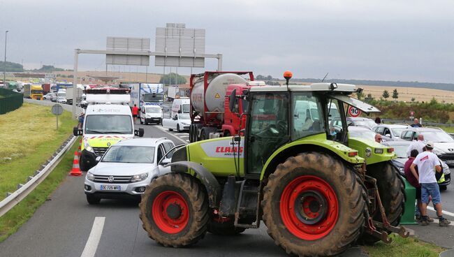 Фермеры блокируют шоссе A29, недалеко от платной ворота Жюля Верна около Амьена, Франция