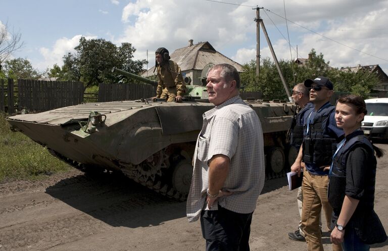 Представители ОБСЕ наблюдают за выводом военной техники ДНР на окраине Дебальцево