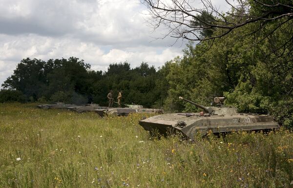 Колонна военной техники ДНР во время вывода от линии соприкосновения на окраине Дебальцево