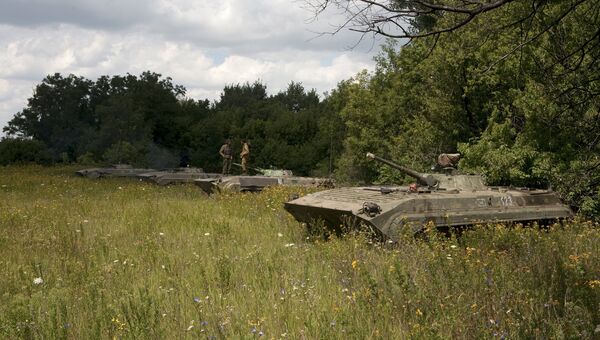 Колонна военной техники ДНР во время отвода от линии соприкосновения на окраине Дебальцево