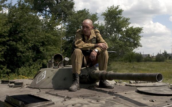 Ополченец ДНР на бронетранспортере во время вывода военной техники от линии соприкосновения