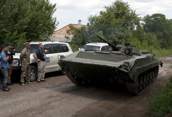 Представители ОБСЕ и журналисты наблюдают за отводом военной техники ДНР на окраине Дебальцево